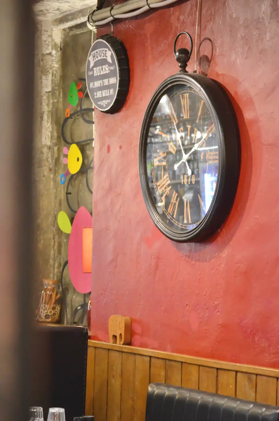 Mur rouge et horloge vintage