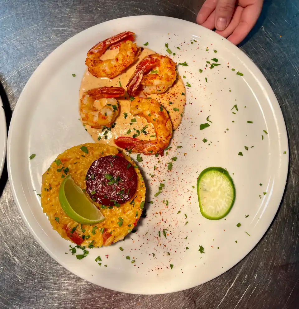 Plat de gambas et riz au chorizo